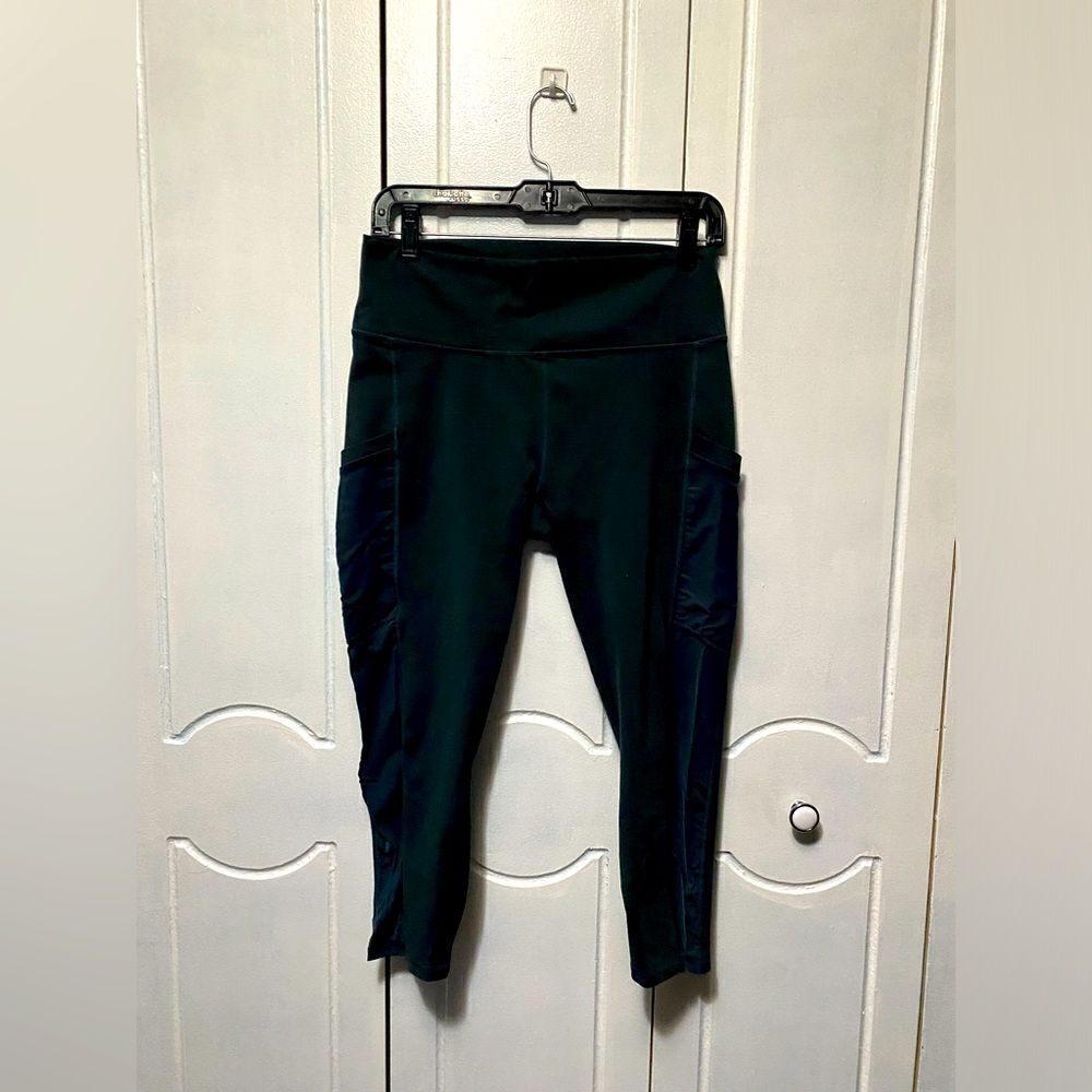 Fabletics Powerhold 3/4 crop leggings olive medium
